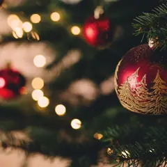 Christmas Tree With Baubles 717988)